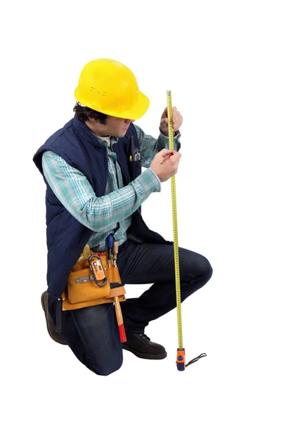 Trabalhador usando fita métrica — Fotografia de Stock