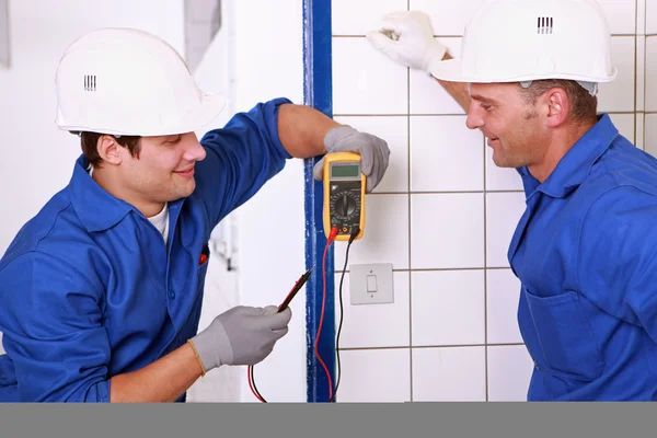 Couple of electricians working — Stock Photo, Image