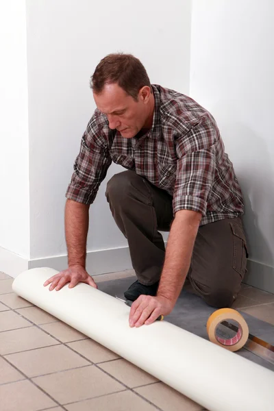 Handwerker verlegen den Fußboden — Stockfoto