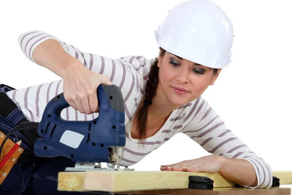 Femme charpentier à l'aide d'un puzzle . — Photo
