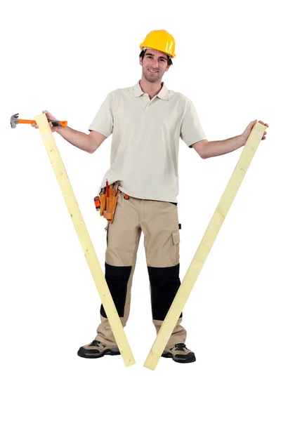 Lavoratore con due assi di legno — Foto Stock
