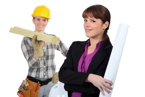 Женщина-плотник и женщина-архитектор — стоковое фото