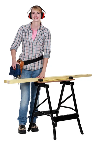 Kvinna sågning av plank med bandsåg — Stockfoto