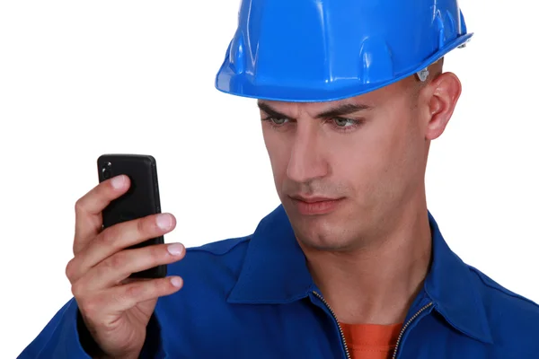 Ritratto di giovane colletto blu che legge sms su sfondo bianco — Foto Stock
