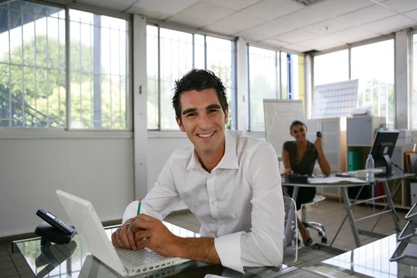 Affärsman som arbetar vid sitt skrivbord — Stockfoto