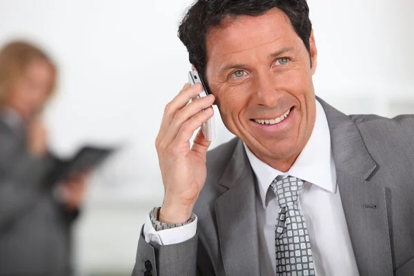 Executivo masculino usando celular — Fotografia de Stock