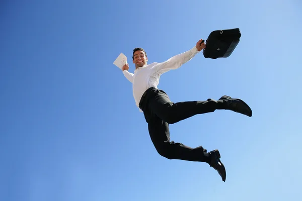 Бизнесмен, прыгающий на голубое небо — стоковое фото