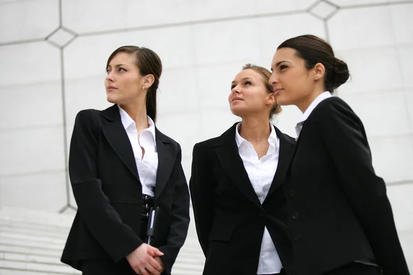 Drie elegante zakenvrouwen — Stockfoto