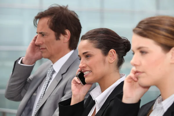 Uomini e donne d'affari al telefono preoccupati . — Foto Stock