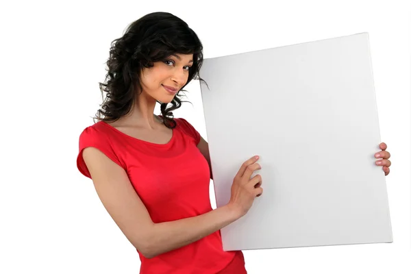 Mujer sosteniendo un tablero en blanco — Foto de Stock