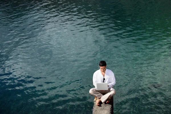 Empresário sentou-se à beira do lago — Fotografia de Stock