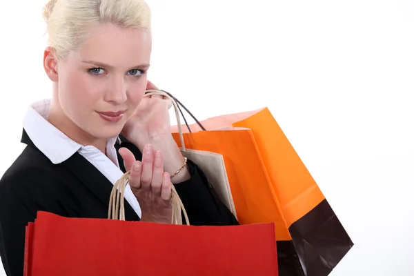 Mujer rubia llevando bolsas de compras — Foto de Stock