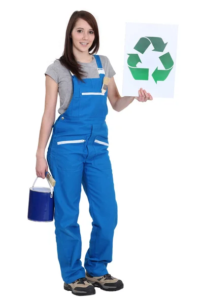 Feminino pintor segurando logotipo reciclar — Fotografia de Stock