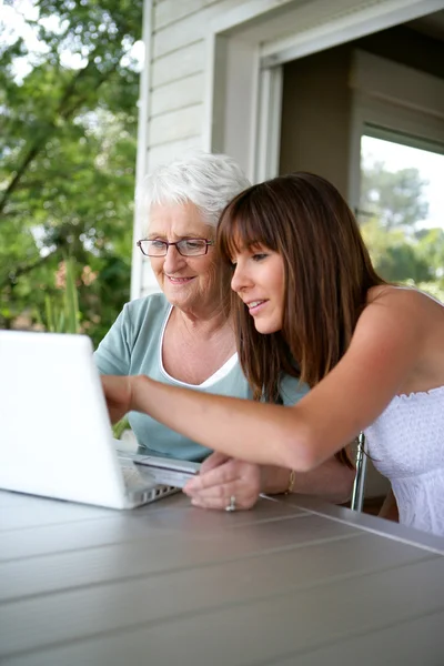 Ältere Frau und Mädchen mit Computer — Stockfoto