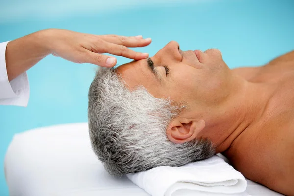 Mature man having facial massage — Stock Photo, Image