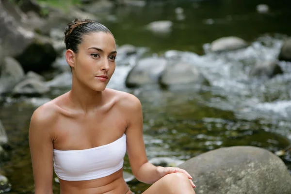 Mulher atraente que toma banho junto ao rio — Fotografia de Stock