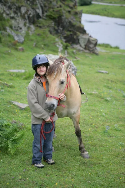 Garçon avec un poney — Photo