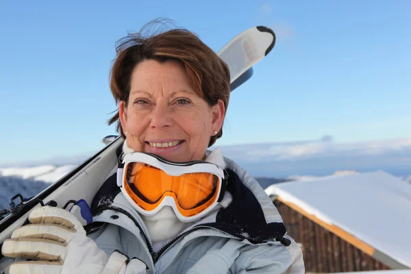 Kadın kıdemli bir kayak tatil — Stok fotoğraf