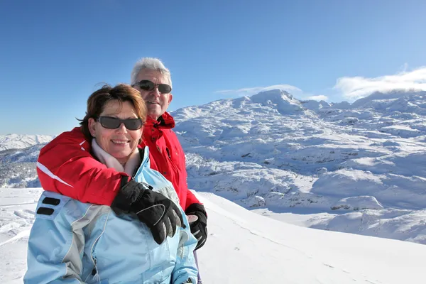 Orta yaşlı çift üzerinde kayak tatili — Stok fotoğraf