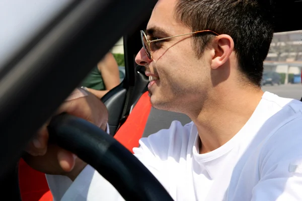 Homme conduisant en lunettes de soleil — Photo