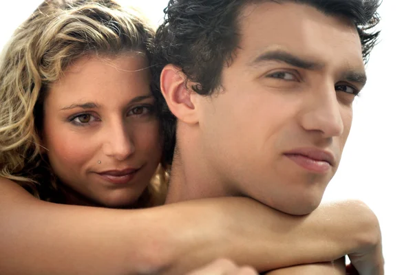 Close-up de casal atraente abraçando ao ar livre — Fotografia de Stock