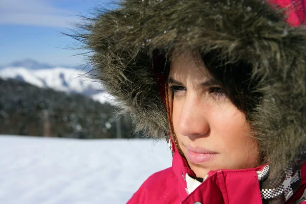 Vrouw in een harige snowsuit — Stockfoto