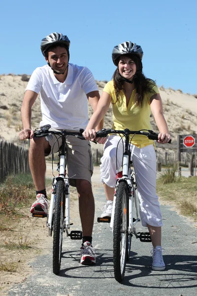 关于骑自行车的年轻夫妇 — 图库照片