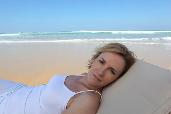 Mulher loira relaxante na praia — Fotografia de Stock