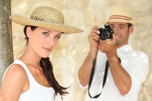 Hombre tomando fotografía de novia — Foto de Stock