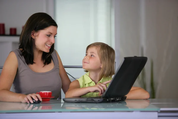 Mãe e filha usando um laptop — Fotografia de Stock