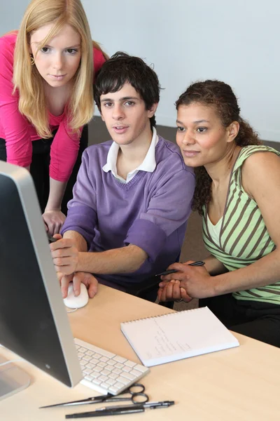 Teenagers looking at a computer screen — Stock Photo, Image