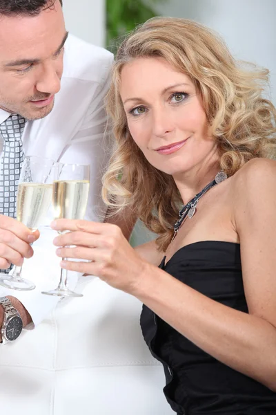 Para pijących szampana — Zdjęcie stockowe
