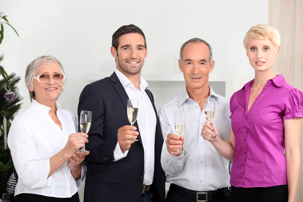 スパーク リング ワインと家族の乾杯 — ストック写真