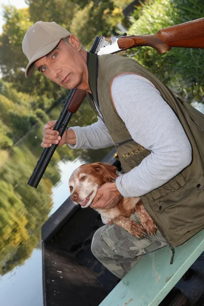 Старшая охота со своей собакой — стоковое фото