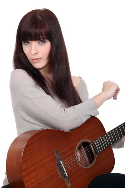 Vrouw die gitaar speelt — Stockfoto