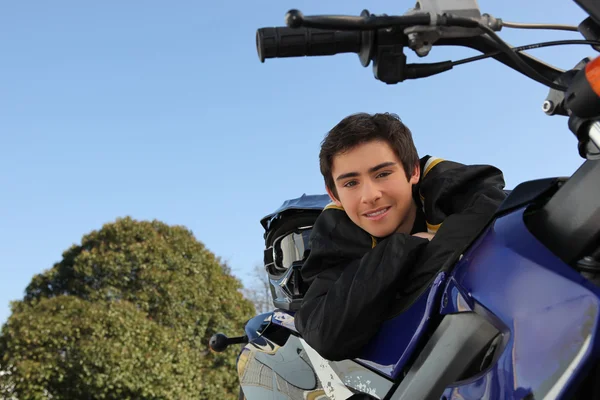 Adolescent garçon posant avec sa moto — Photo