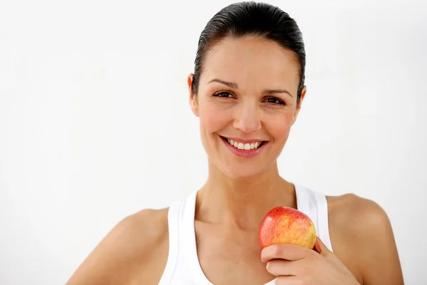 Hermosa mujer sosteniendo manzana sobre fondo blanco — Foto de Stock