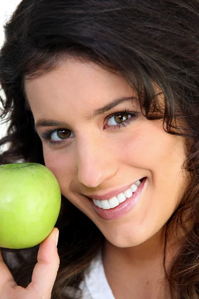Brunett kvinna och ett äpple — Stockfoto
