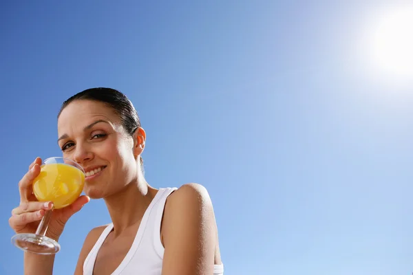 Kvinna njuter av fruktjuice utomhus — Stockfoto