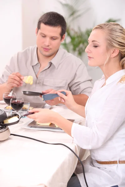 Paar isst Raclette — Stockfoto