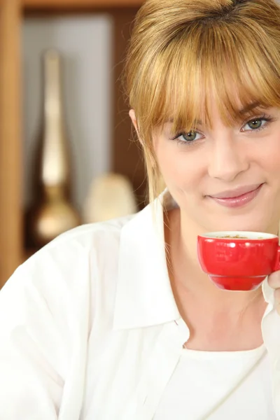 에 스 프레소 커피 한 잔을 마시는 젊은 여자 — 스톡 사진