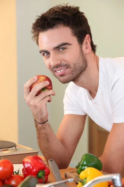 Mann isst einen Apfel — Stockfoto
