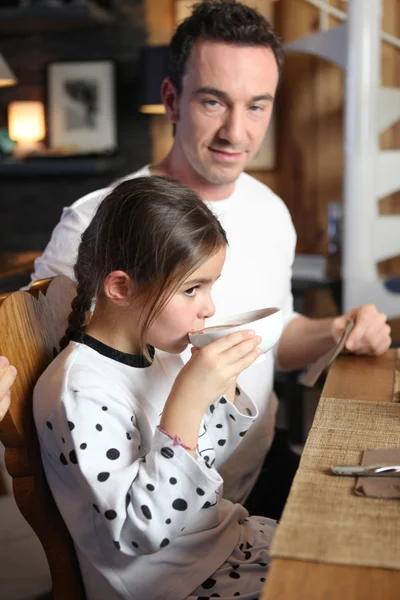 Menina bebendo chocolate quente com seu pai — Fotografia de Stock