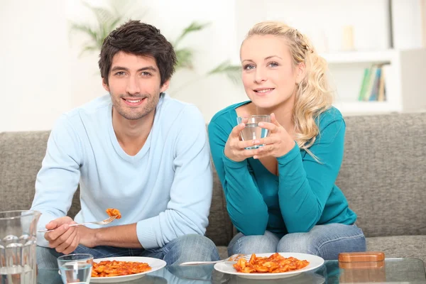 Молода пара їсть вдома — стокове фото