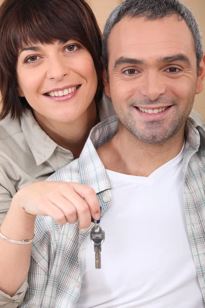 Orta hayat çift ile onların yeni ev anahtarları — Stok fotoğraf
