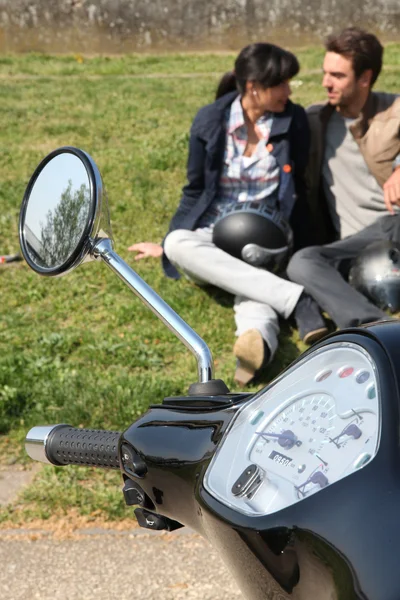 Couple relaxant assis dans l'herbe — Photo