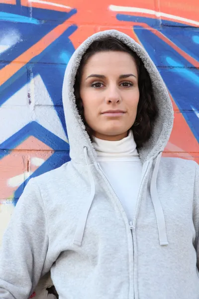 Kapüşonlu sweatshirt kadında — Stok fotoğraf