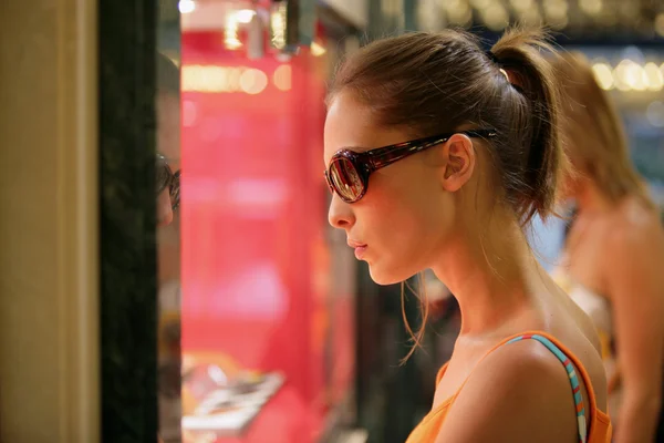 Atraktivní žena okno nakupování — Stock fotografie