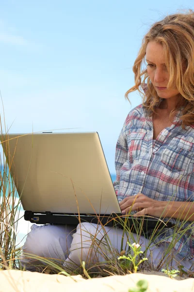 Mulher trabalhando na praia — Fotografia de Stock