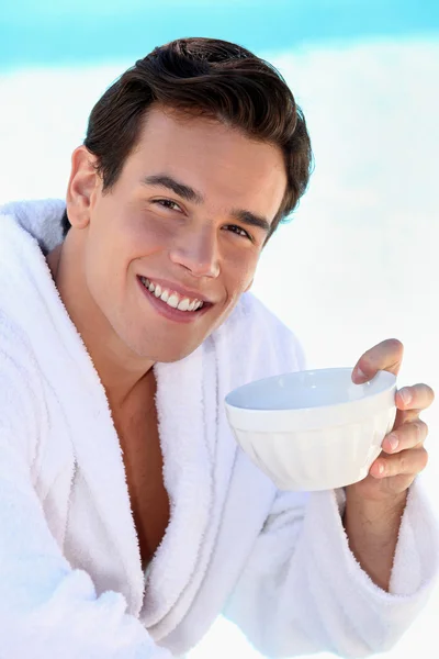 Człowiek uśmiechający się z miski — Zdjęcie stockowe